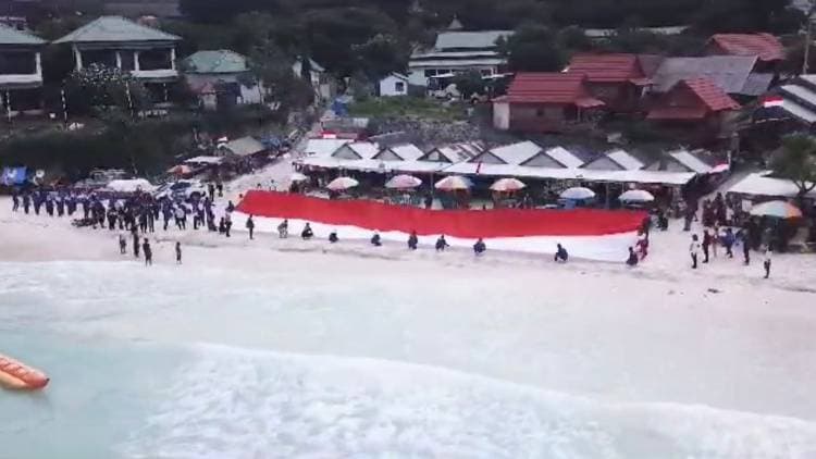 Sekda Ali Saleng Pimpin Pengibaran Bendera di Bawah Laut Bulukumba