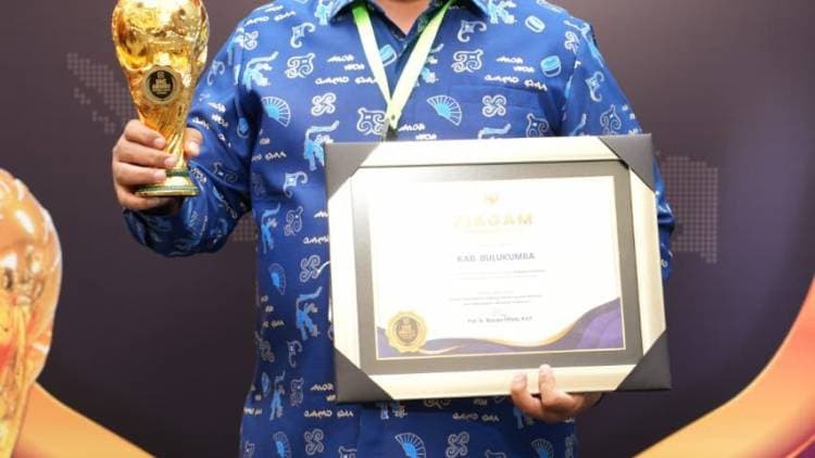 Pemkab Bulukumba Terima UHC   Awards 2024