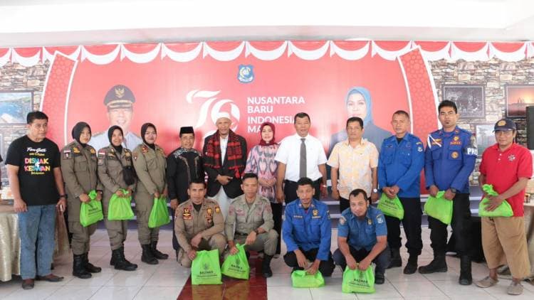 Jumat Berkah, Ratusan Personil Satpol dan Damkar Terima Bahan Pokok