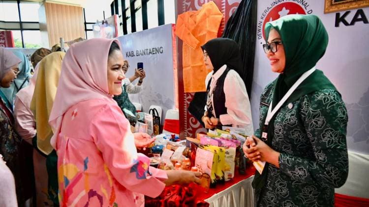 Herfida Muchtar Kenalkan Produk Kriya Bulukumba ke Ibu Negara Iriana Jokowi