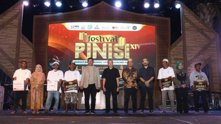 Ribuan Warga Kunjungi Pantai Merpati Selama Festival Pinisi 2024