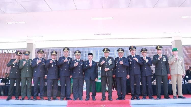HUT TNI ke 79, Pjs Bupati Bulukumba Serahkan Tumpeng kepada Dandim 1411