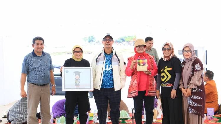 Support UMKM, IKA SMANSA Bulukumba Gelar Sharing Session di Pantai Merpati  Prof. Rosnawintang Akui Perkembangan Bulukumba Luar Biasa
