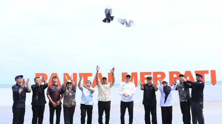 Pj Gubernur Bersama Andi Utta Lepas Burung Merpati Sebagai Tanda Peresmian Pantai Merpati