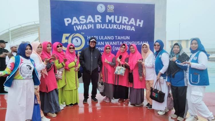 Wabup Andi Edy Manaf Apresiasi Pasar Murah IWAPI Bulukumba di Pantai Merpati