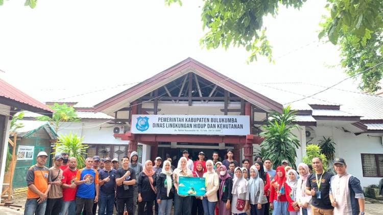 Bank BNI Berbagi dengan Petugas Kebersihan di Bulukumba