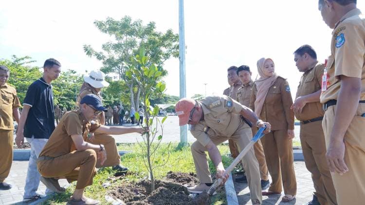 Bupati Andi Utta Inisiasi Tanam Pohon Produktif di RTH