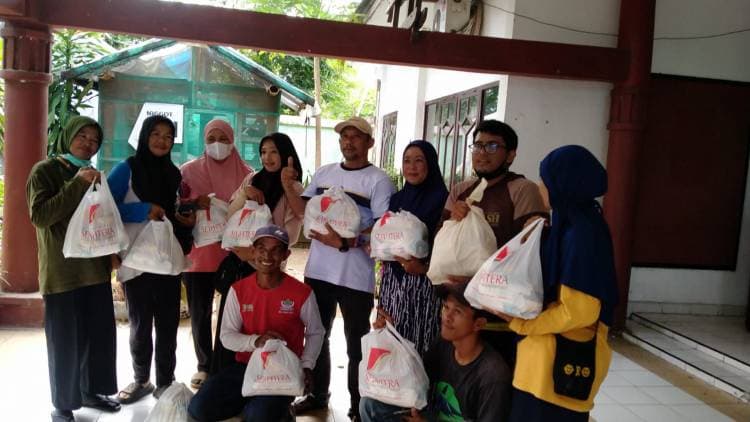 Peringati Hari Buruh, Petugas Kebersihan Bulukumba Terima Bingkisan