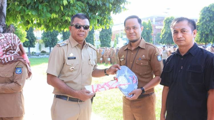 Bupati Andi Utta Serahkan Mobil Ambulans RSUD H. Andi Makkarodda Tanete
