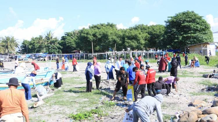Peringati Hari Lingkungan Hidup Sedunia, Pemkab Bulukumba Gelar Aksi Bersih Pantai