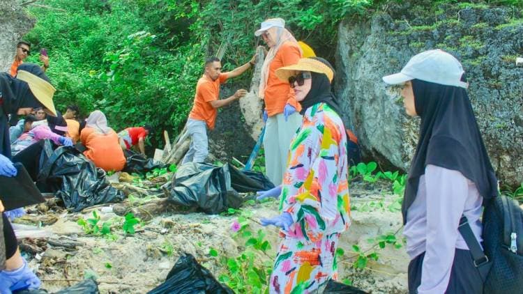Liburan dan G2B2 Ala TP-PKK dan Dekranasda Bulukumba di Pantai Tanjung Bira