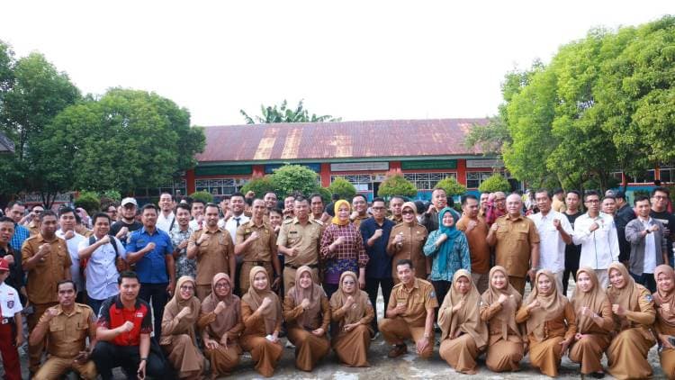 Bupati Andi Utta Tinjau Gerakan Ayah Mengantar Anak Hari Pertama Sekolah di SDN 2 Bulukumba