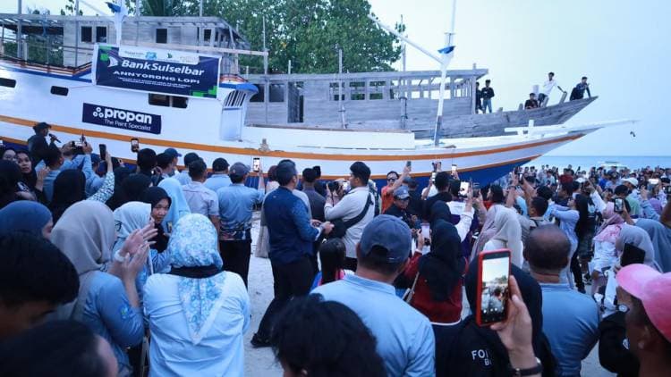 Annyorong Lopi Awali Festival Pinisi Bulukumba 2025