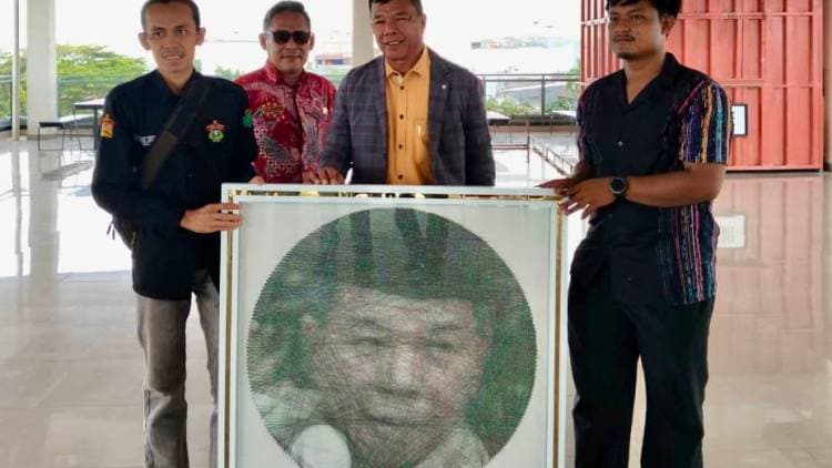 Penampakan Lukisan Benang Wajah Bupati Andi Utta, Karya Pemuda Asal Herlang
