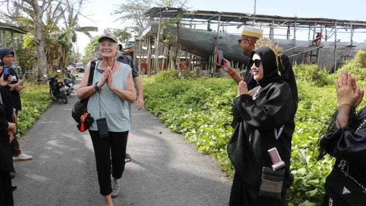 Pesona Pinisi Mendunia: Kadisparpora Sambut 90 Wisatawan MV Coral Geographer di Tana Beru